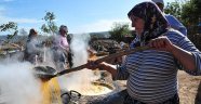 Tandır ateşinde imece usulüyle pekmez yapıyorlar